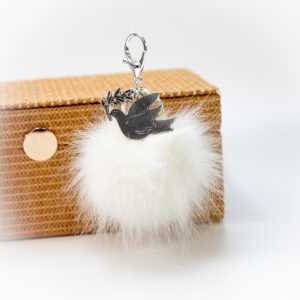 Littletinka Handmade prívesok na kabelku pom pom - biely s holubicou mieru
